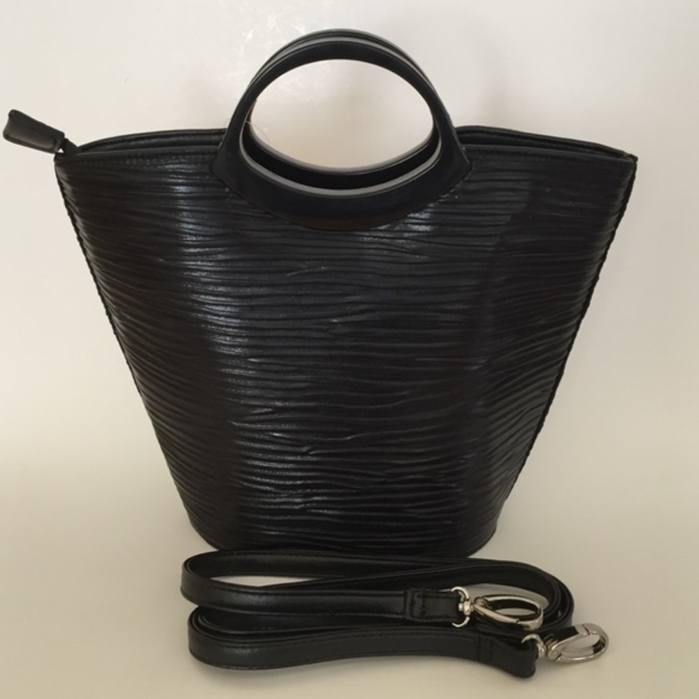 BellaKiara Cute black handbag with strap🎉